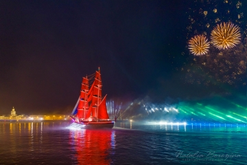 fireworks,-laser-show,-night-time,-Scarlet-Sails,-boat